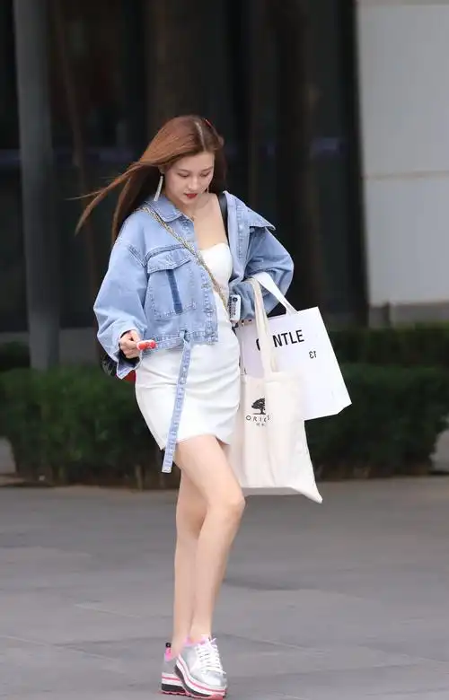 四月街拍:街头无美颜的小姐姐你喜欢看吗?