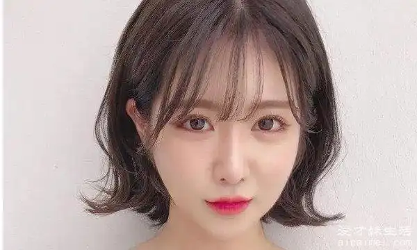 女生,这类发型是专门凸显锁骨的,短发还非常适合头发发量少和不喜欢扎