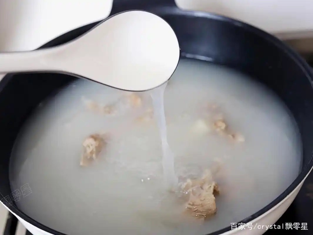 又浓又白的大骨汤怎么煮?记住3个小技巧,汤鲜味美,好喝不腻