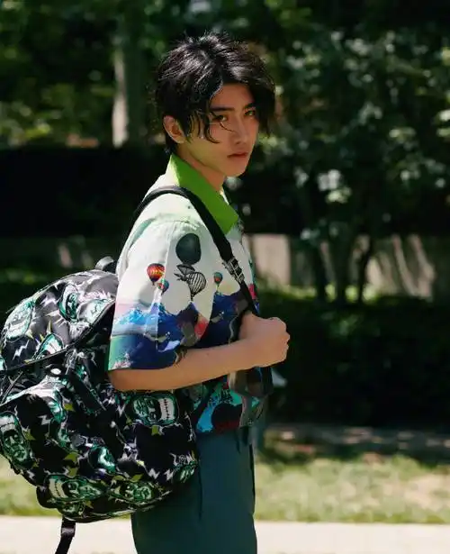 酷酷的花衬衫boy  #蔡徐坤范思哲全球品牌代言人