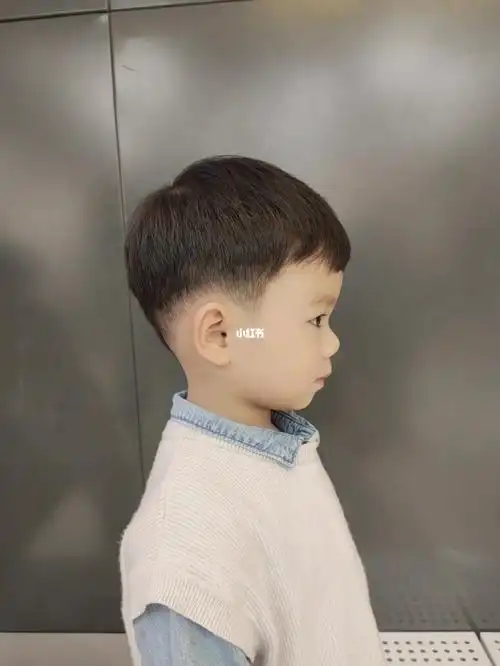 男宝发型|头发自然卷的宝贝怎么该打理呢_发型_自然卷_理发_娇骄儿