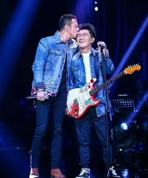 金志文在2012年凭借着歌曲《为爱痴狂》成功加入了杨坤的战队.