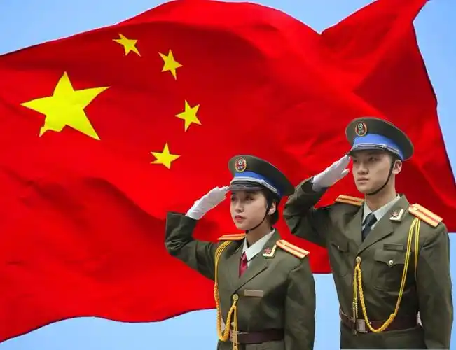 校团委举行向国旗敬礼活动