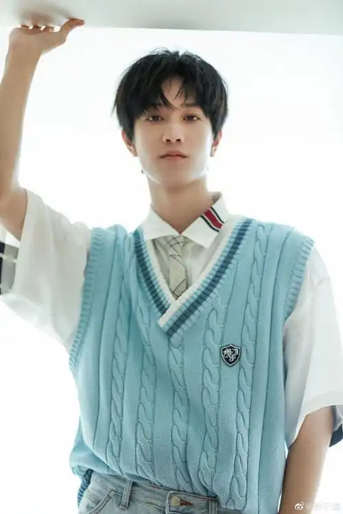 敖子逸发布一组直播造型写真穿蓝色马甲搭白t运动清新