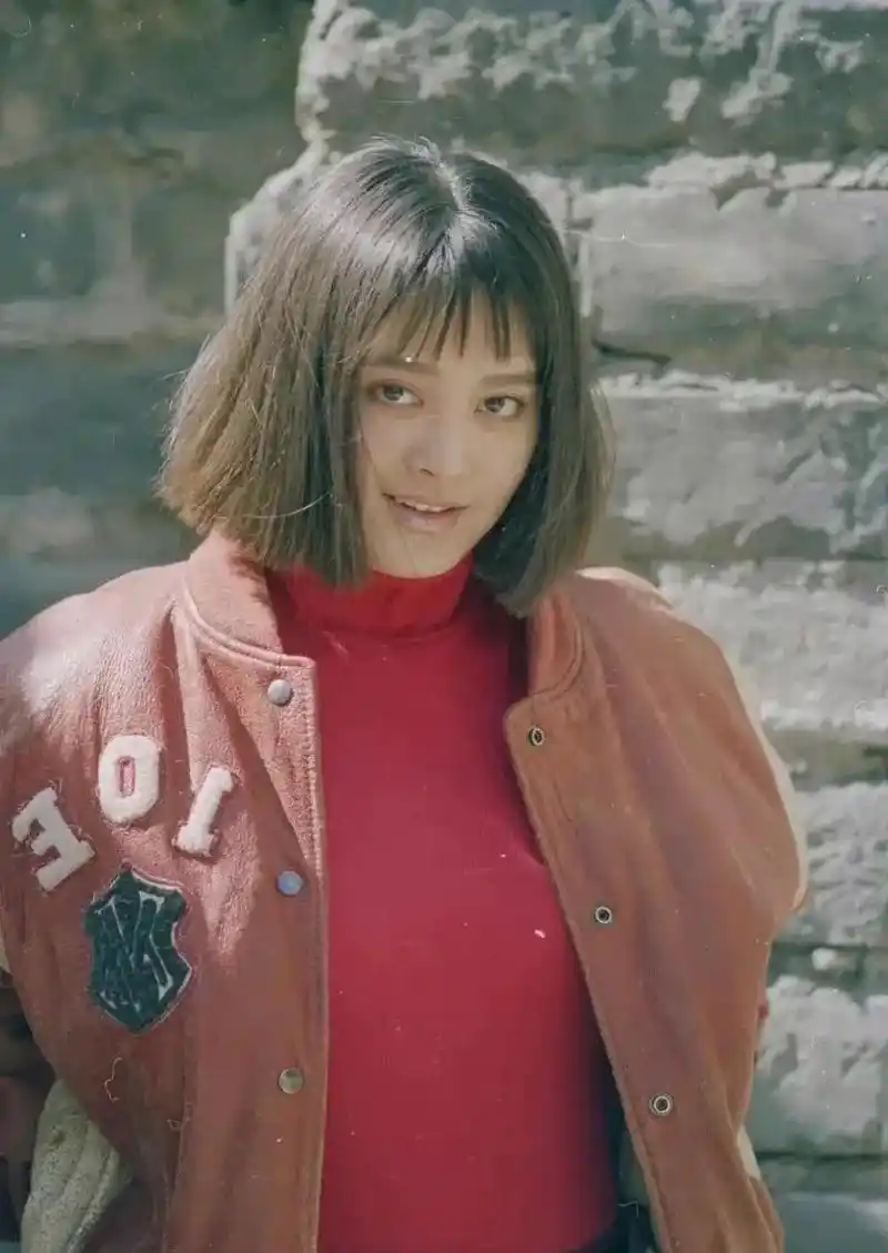 年轻时候的宁静,皮衣开裂了都没掩盖住她大气美丽的五官!