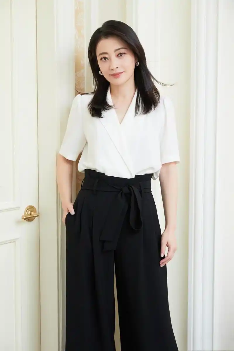 梅婷把"气质"这一款把握得很稳,穿印花外套搭配牛仔裤,超好看