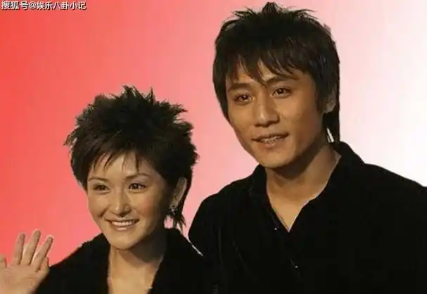 他是章子怡同班同学,23岁成影帝,28岁与谢娜分手后娶法国女