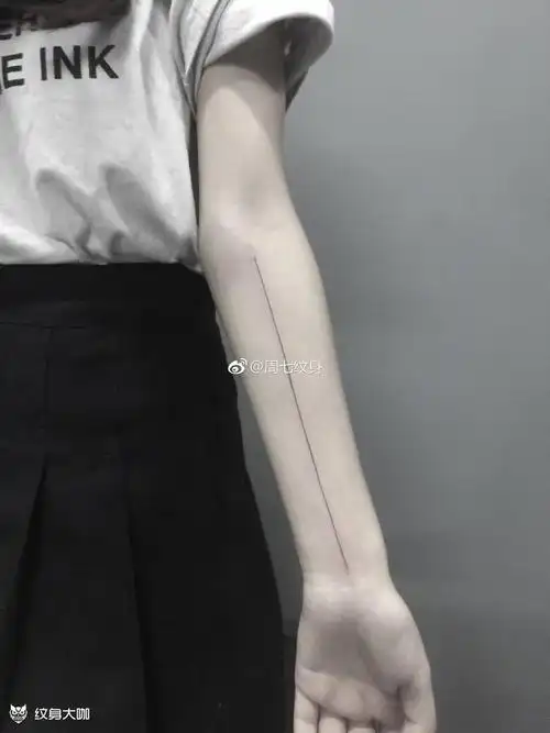 手臂直线条纹身