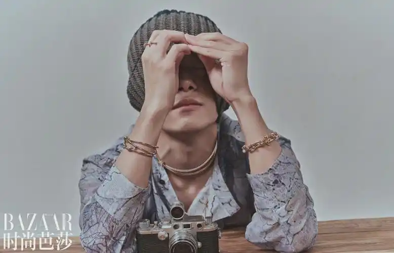 易烊千玺时尚芭莎三月刊封面冷峻而热烈鲜明又赤诚