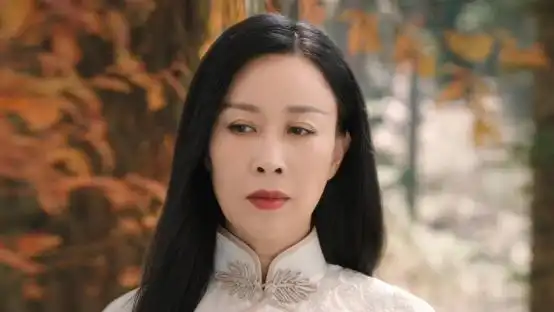 那英cos司藤,还原按唇杀,毫无违和感,不过一开口网友就笑岔气