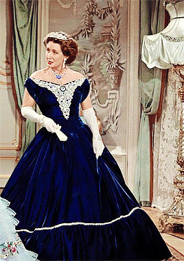 《茜茜公主》50套裙子欣赏:别只看主角的蓬蓬裙,配角服饰也精美