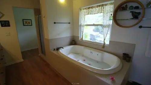 浴室浴缸热水花瓣泡沫优雅室内环境高清实拍视频素材