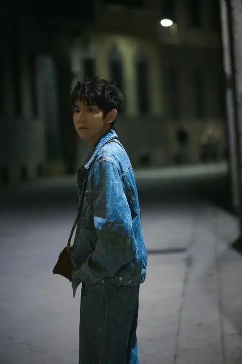 王源在米兰街头拿汉堡##王源米兰时装周看秀造型