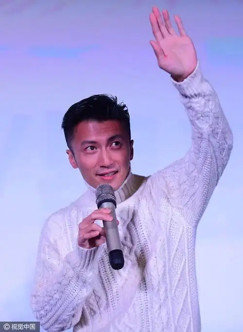 谢霆锋宣传新片自曝胳膊40厘米伤口 白冰黑皮衣 高马尾帅气亮相酷拽