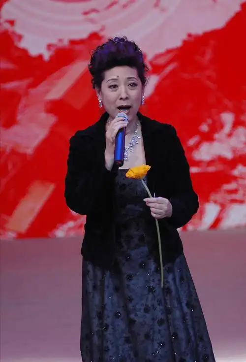 原创关牧村年龄大了但气质一点没老裙装配开衫优雅大气挺耐看的