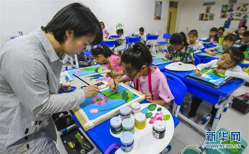 开设茶艺,绘画,乒乓球等十多个兴趣特色培训班,丰富少年儿童暑期生活