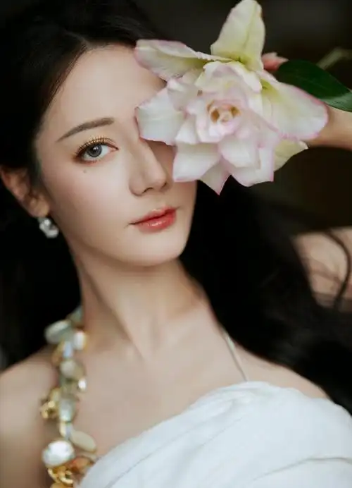 散落万千星辰,小迪@dear-迪丽热巴身着白色礼服,坠入璀璨宇宙,坚定而