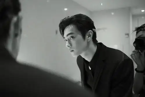 许凯穿化身黑西装绅士贵气雅致 置身"铠甲"森林增添冷峻气质_写真