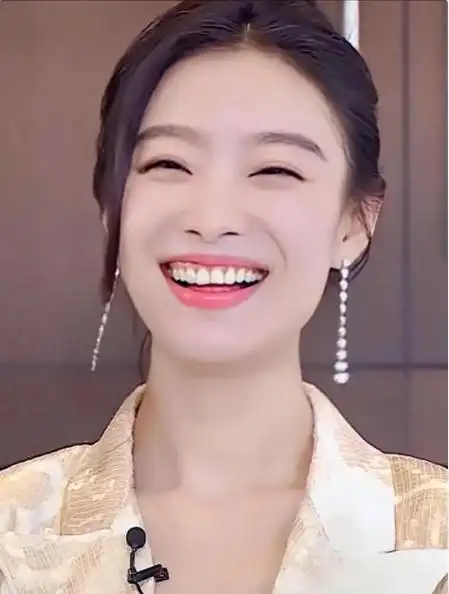 倪妮女神的气质太出众了,美的移不开眼,笑起来眼睛弯弯太好看