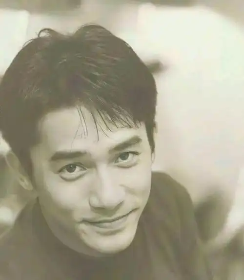 梁朝伟亮相釜山电影节,笑容羞涩难掩社恐本质