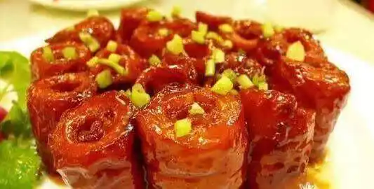 作为北方菜系的硬菜代表,鲁菜以菜量大,够味儿著名.