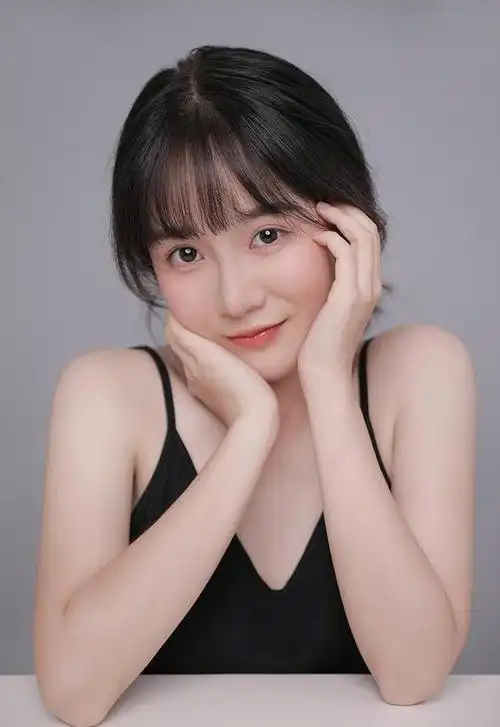 穿衣有讲究,黑色吊带装更显少女肌肤的白净细嫩