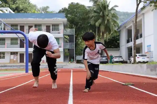 爱光脚与早穿鞋的娃发育差别明显父母别再自作聪明