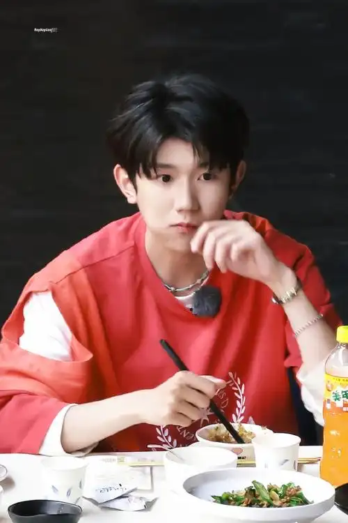 王源超话#王源城市捉迷藏##美年达代言人王源#最佳代言人小嘴巴疯狂