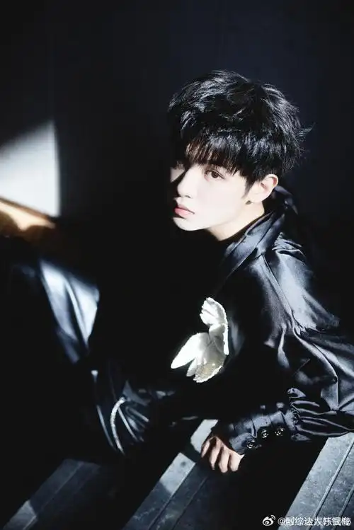 黄明昊黑色深v太危险了##黄明昊身边能不能多个我