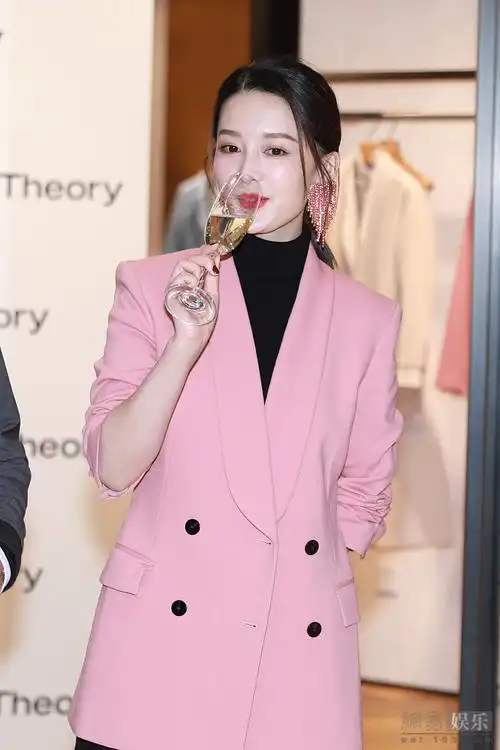 李沁穿粉西装又美又飒 大秀美腿不惧秋风凉