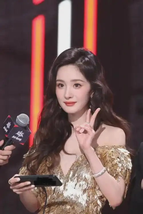 11月12日杨幂现身上海参加活动引发热议