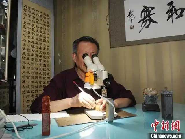 毫厘之间显功力 六旬微雕师"以刀代笔"刻出《孙子兵法》