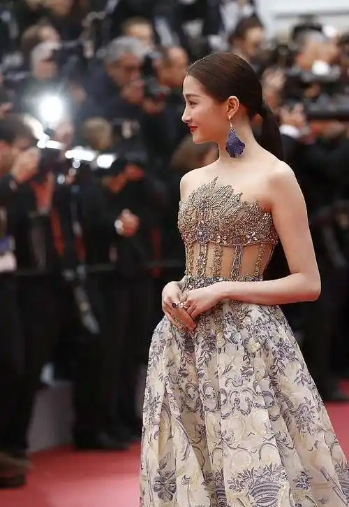 原创关晓彤的颜值没话说穿带洞的服装秀身材在外媒镜头下也没瑕疵