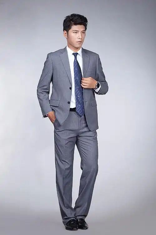 二,男士西装与领带颜色搭配技巧   穿银灰,乳白色西服,适宜