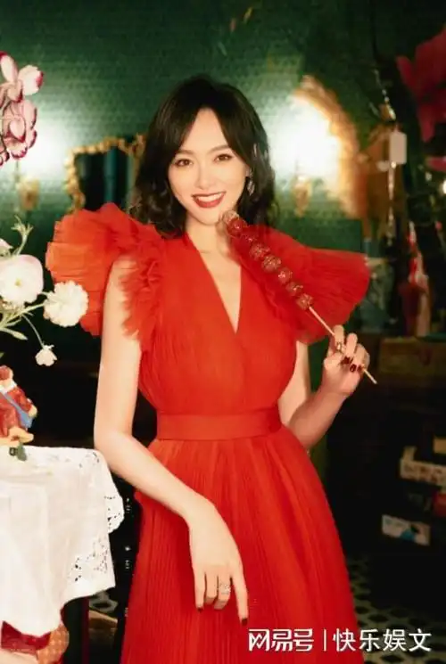 唐嫣大年初一晒照送祝福一身红裙明艳动人梦回繁花汪小姐