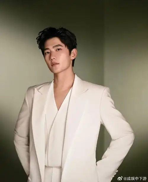 哥哥的颜值还是那么的牛,看到这组大片真的是初恋的感觉又回来了#杨洋