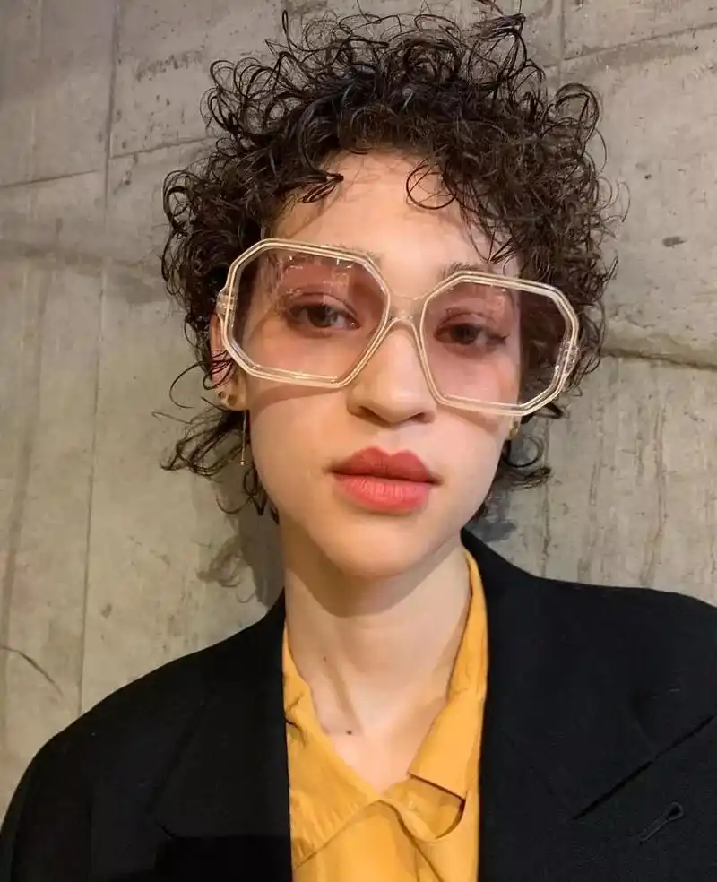 放弃大波浪吧,2020年流行回头率超高的"弹簧卷",洋气还显脸小