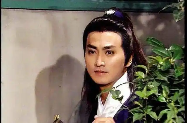 何家劲——小编眼中这个男人就是展昭,红衣服真的帅爆了,现在再出演