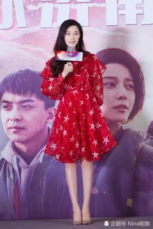 范冰冰走机场终于放狠招,罕见女团短裙现身,168雪白甘蔗腿晃眼