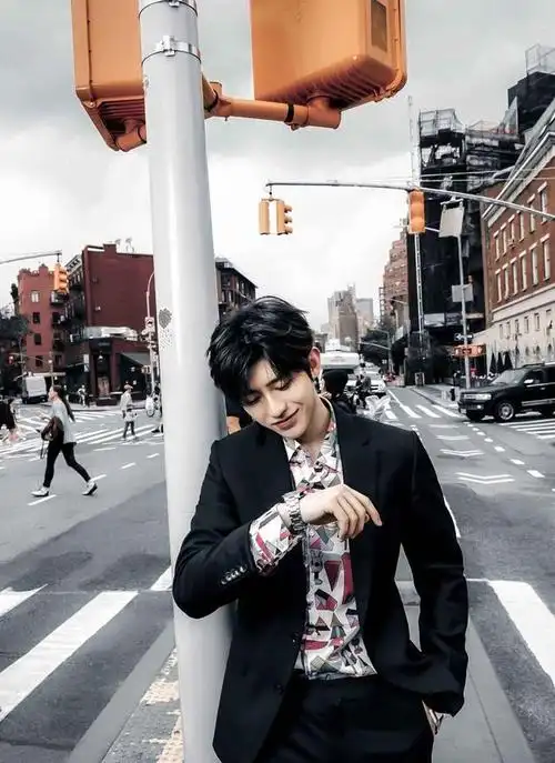 接着,蔡徐坤参与了作品《one》《young》,并加入了《青春有你第二季》