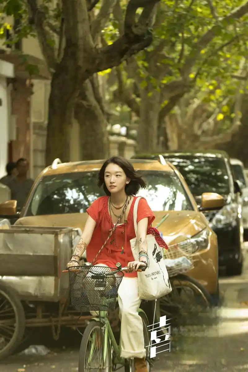 周冬雨:演技与时尚并行的娱乐圈新星 周冬雨,一个凭借出色演技和独特