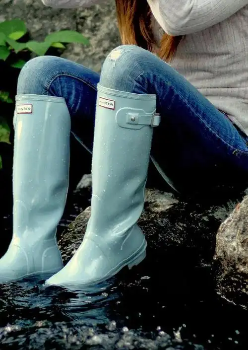 我能想到最浪漫的事 就是和你一起穿上雨靴踩水花