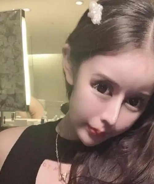 她13岁开始整容,3年花了50万,如今的样子却得不到认同