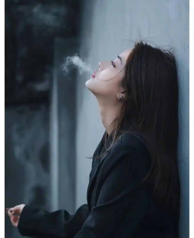 又一首伤感歌曲#以前讨厌抽烟喝酒的女人 现在才知道 抽烟的 - 抖音