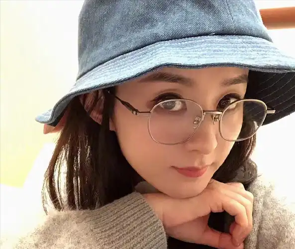 赵丽颖生活中有没有戴眼镜,漂亮英俊的人今天给大家展示一下女明星的