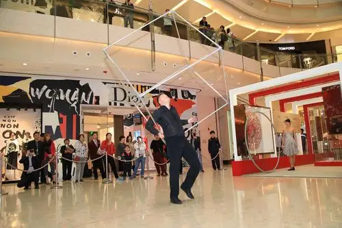 乐活丨世界级飞轮杂技秀表演亮相上海ifc商场