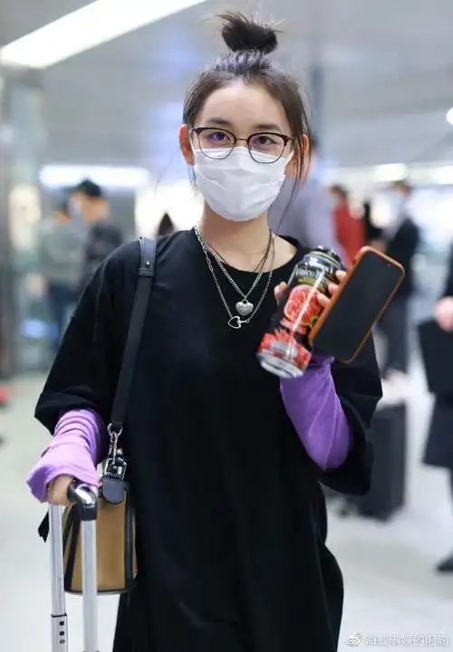 机场街拍蒋依依黑紫撞色卫衣浅蓝色牛仔裤可爱美丽