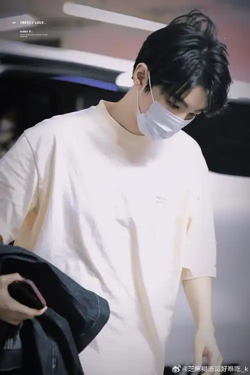 王俊凯超话哥哥胸肌好想靠!