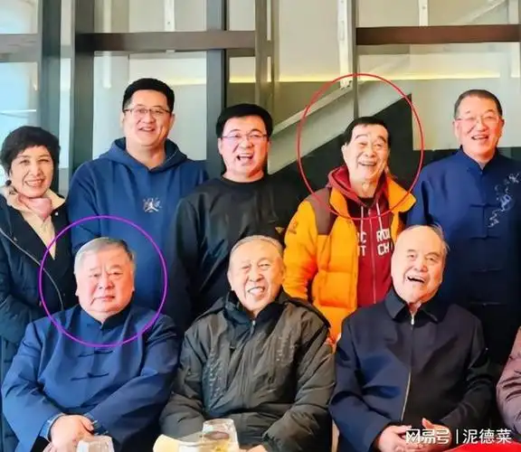 多位相声前辈聚餐德云社两大恩人同框于谦师父站位靠后惹争议