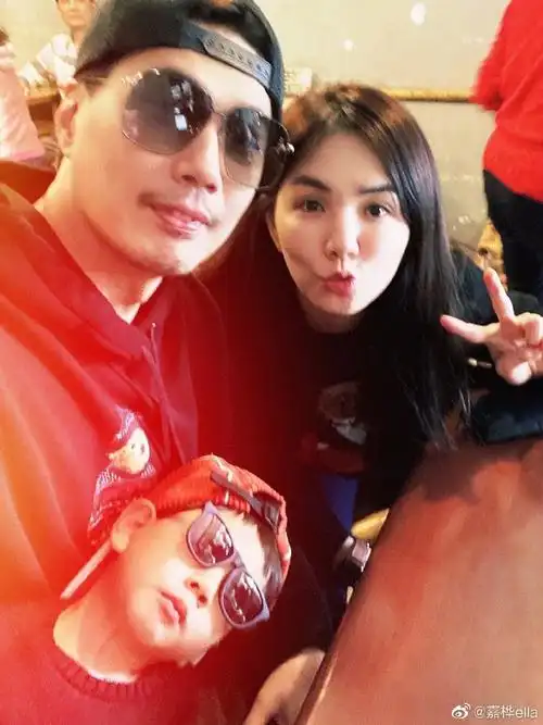 ella陈嘉桦与老公儿子外出觅食